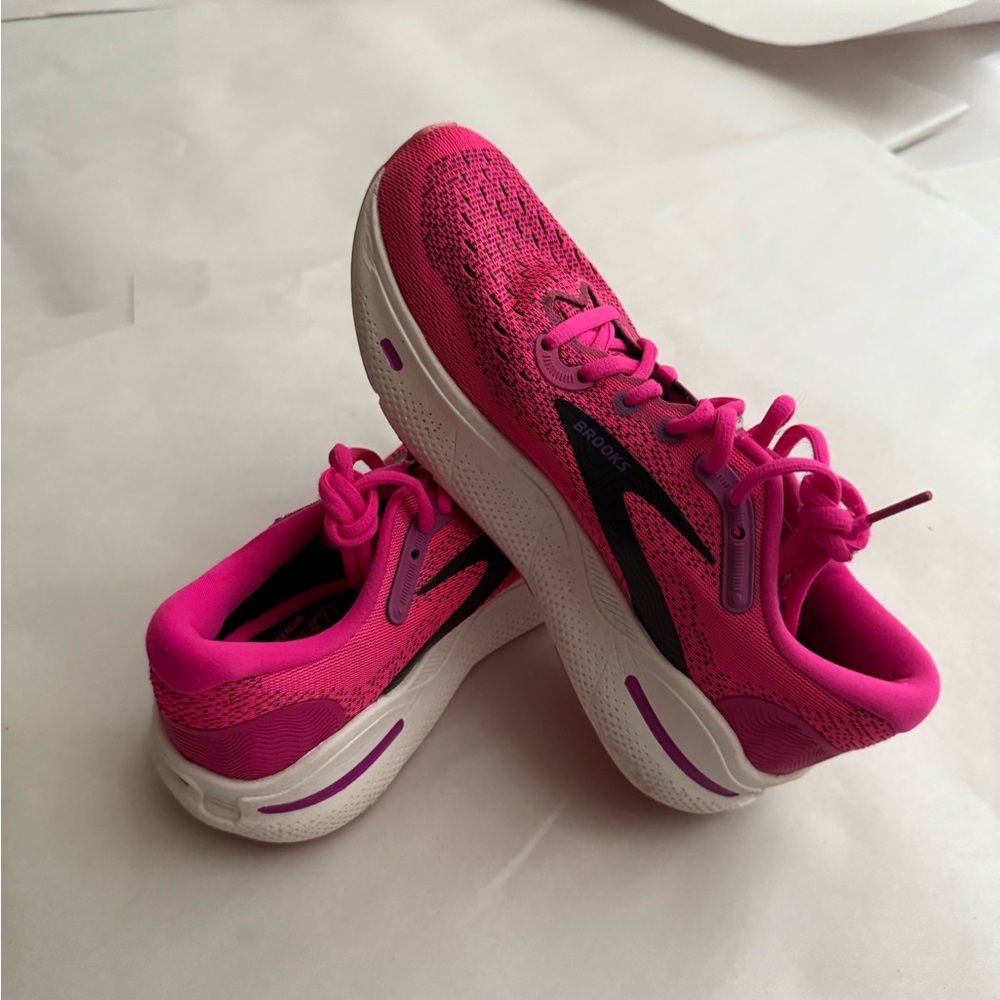 Brooks Women's Fuchsia Athletic Shoes